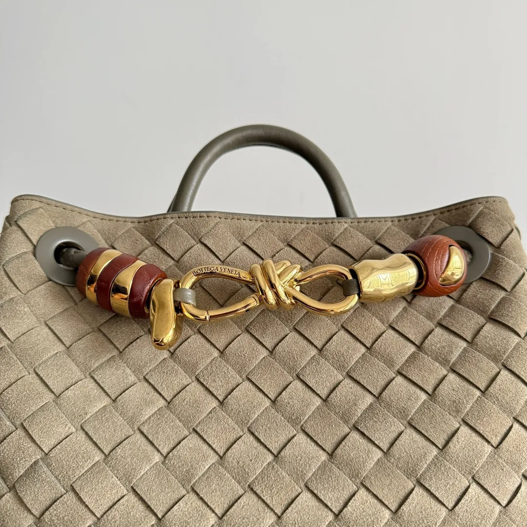 The new Andiamo batch of 3060 BV is shipped‼ ️The classic intercciato weaving process is used to create a soft bag, the metal knot is made of micro-cast aluminum using jewelry technology🪢, and the decorative beads are made of metal and hand-polished oak, allowing you to jump repeatedly between elegance and fun💃, making it unpredictable. Classic and versatile, it shows off your temperament, and the bag has a large capacity, making it very convenient for daily commuting! It has a variety of carrying methods, the shoulder straps can be adjusted by yourself, the original lambskin feels soft and delicate, and the unisex style breaks gender boundaries and brings a more practical and long-lasting use experience. The Andiamo, which has both elegant and casual styles, perfectly interprets the "fashionable old money style". Style number: 743568+wood hardware Color: suede cypress green Size: 25*22*10.5cm